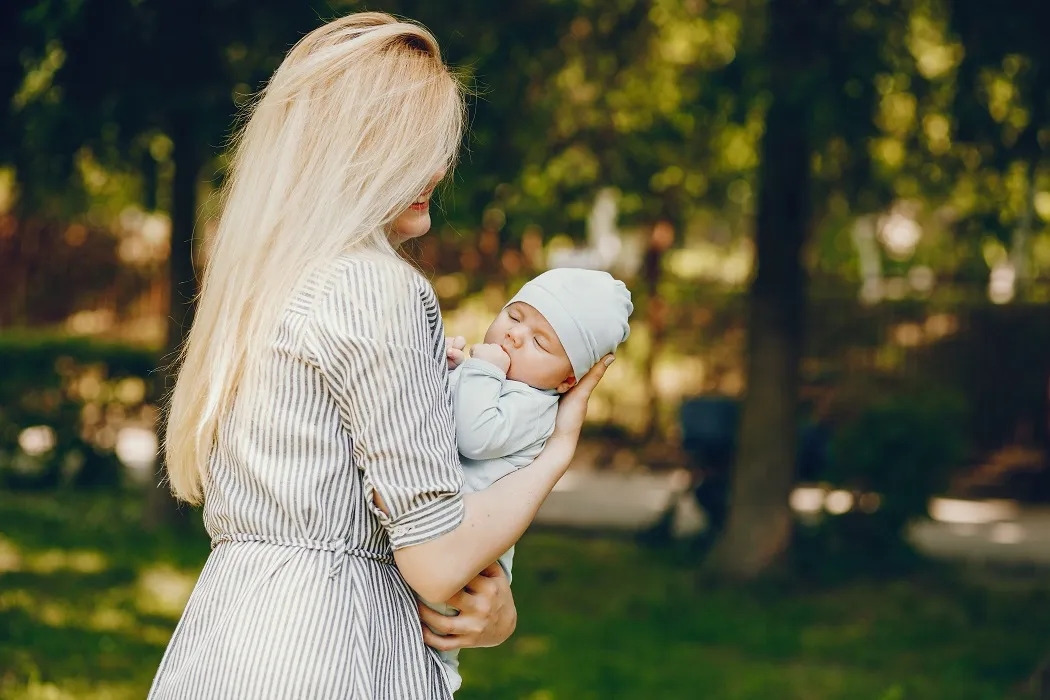 Kiedy niemowlę bez czapki? Bezpieczne zasady dla rodziców