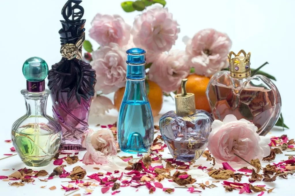Jak wybrać perfumy damskie? 8 kluczowych porad dla kobiet