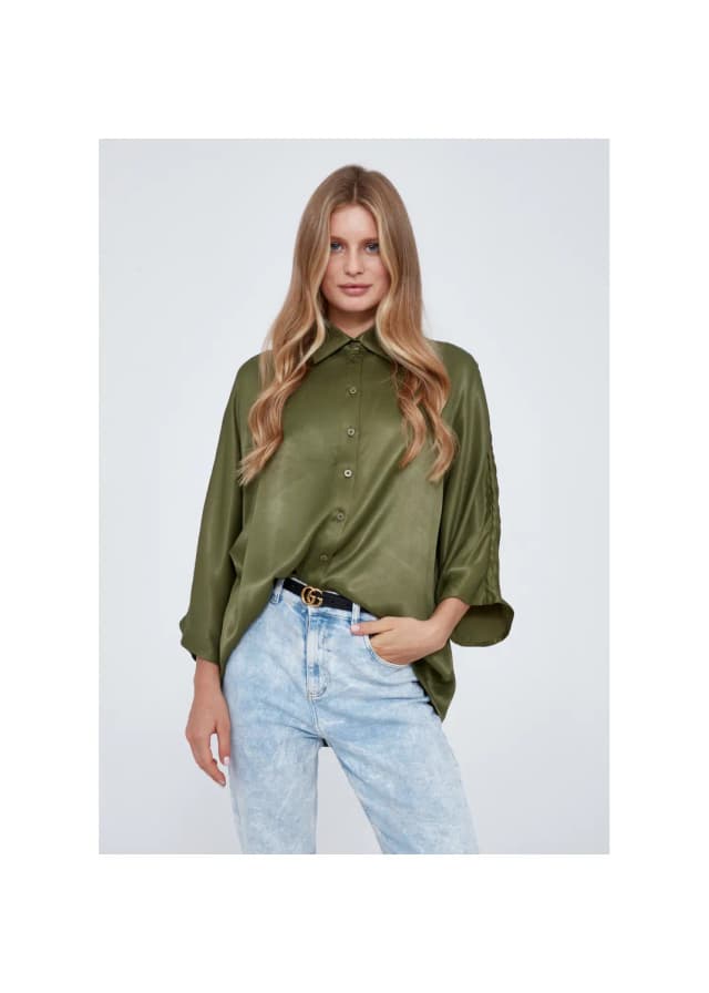 Koszula khaki: 7 stylizacji, które musisz znać - trendy 2023 Koszula khaki: 7 stylizacji, które musisz znać - trendy 2023